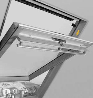 Velux: Typenschild oben am geöffneten Fensterflügel